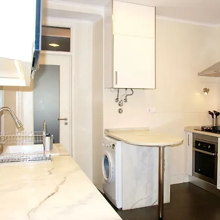 Sunny, And Comfy Ap. In Av. Da Liberdade * リスボン