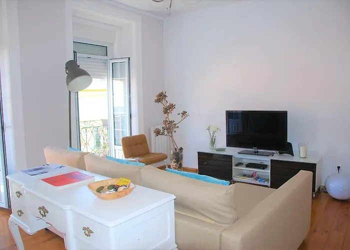 Sunny, And Comfy Ap. In Av. Da Liberdade Lisboa