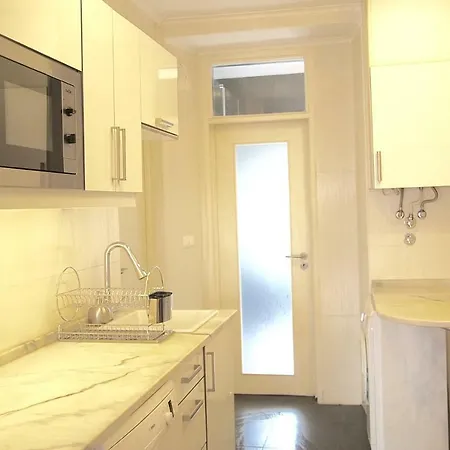 Sunny, And Comfy Ap. In Av. Da Liberdade Lisboa