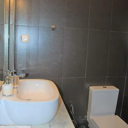 Sunny, And Comfy Ap. In Av. Da Liberdade Lisboa