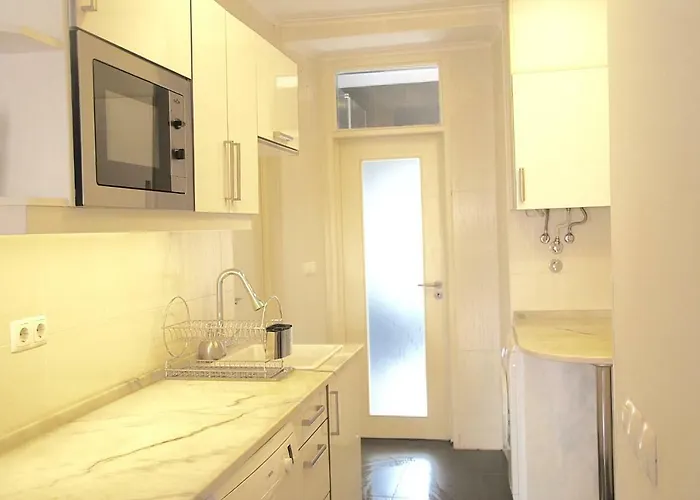 Sunny, And Comfy Ap. In Av. Da Liberdade Lisboa